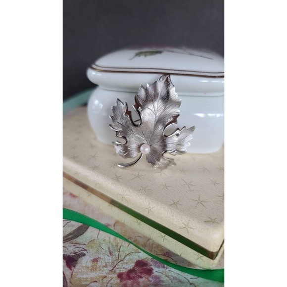 Silver Faux Pearl Maple Leaf Shaped Brooch - Picture 3 of 10